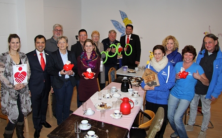 Bei Kaffee und Plätzchen stellten die Vertreter von sechs Initiativen ihre Projekte vor. Die Kunden der Sparkasse am Niederrhein hatten im Laufe der 5. GiroCents-Runde insgesamt 7.871,50 Euro gespendet.