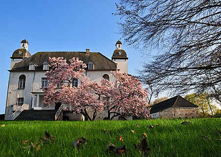 Schloss Lauersfort ist am Mittwoch, 27. April, Spielort für die Kleinen Welten am Niederrhein mit Christian Behrens und seinen Freunden.  
