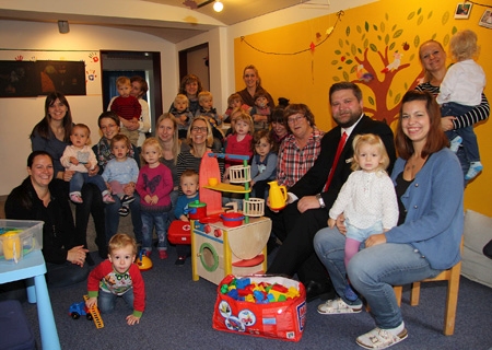 Der Spielkreis und die evangelische Kindertageseinrichtung in Schwafheim bedankten sich bei Timo Rothe von der örtlichen Sparkassen-Geschäftsstelle für die Spenden.