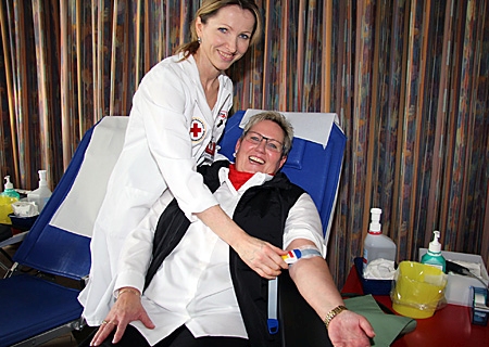 Blutspende in der Mittagspause: Christa Voß, hier mit Dorothea Schlüter vom DRK-Blutspendeteam.