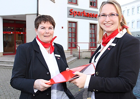 Maria Deselaers (links) übergibt die Leitung der Geschäftsstelle an der Burgstraße an Kathrin Hüsch.