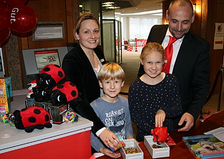 Johanna und Emil leerten ihre Spardosen gemeinsam mit den Sparkassenmitarbeitern Katrin Hackbarth und Heiko Noreiks.