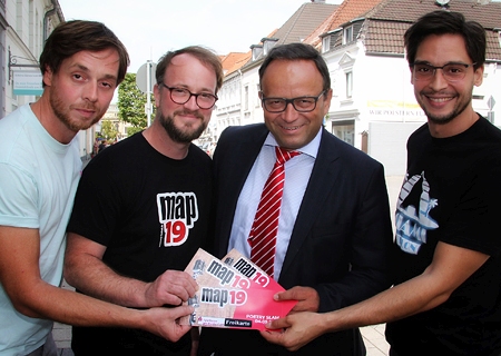 Marco Kutz, Philipp Rott, Frank-Rainer Laake und Manuel Kutz (v.l.n.r.) zeigen die begehrten Freikarten.