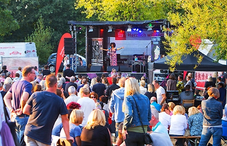 Über 1.000 Besucher beim Sparkassen-Summer-Soul genossen den Auftritt von Esther Filly, die das Publikum mit ihrer Stimme und ihrem Charme verzauberte.