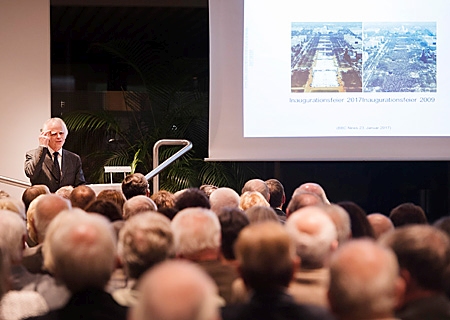 Die Vorträge und die Podiumsdiskussionen der Universitätswochen werden in jedem Jahr von rund 200 Zuhörern besucht. Das Foto aus dem vergangenen Jahr zeigt den Germanisten Professor Dr. Ulrich Schmitz bei seinem Vortrag. 