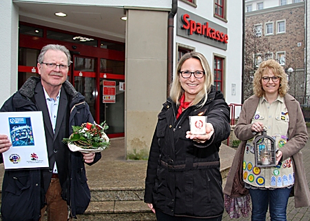 Brachten das Friedenslicht in die Sparkasse: Anja Frings (rechts) und Kalli Pieper von den Alpener Pfadfindern. In der Mitte: Geschäftsstellenleiterin Kathrin Hüsch. 