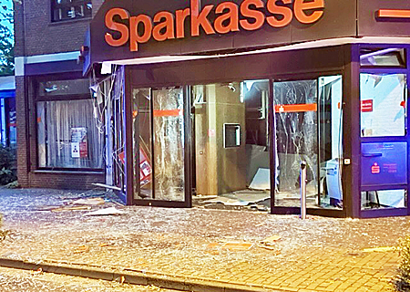 Das Foyer der Sparkassen-Geschäftsstelle an der Hochstraße in Sonsbeck ist durch die Explosion stark beschädigt. 