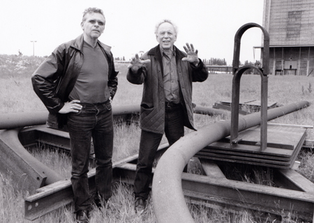 Machte sich bereits ein Bild vor Ort: Paul Fuchs (rechts) und Michel Janowski am Pattberg mit Bestandteilen des "Großen Zeigers".