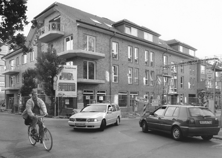 Ein großes Wohn- und Geschäftshaus geht an der Ecke Landwehr-/Weygoldstraße seiner Fertigstellung entgegen.