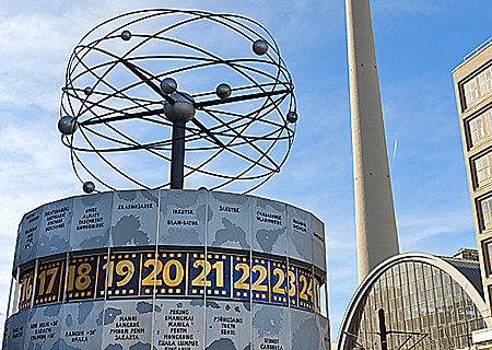 Anlagemarkt Uhr am Alexanderplatz in Berlin0814 Oben