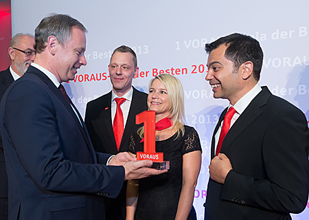 DSGV-Präsident Georg Fahrenschon (links) überreicht Giovanni Malaponti die Auszeichnung als eine der besten Sparkassen in Deutschland. Mit dabei: Geschäftsstellenleiterin Katrin Steffans und Firmenkundenberater Sascha Krähmer.