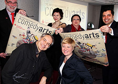 ComedyArts unter neuem Dach. Holger Ehrich und Wenke Seidel (vorne) stellten das Programm des 38. Festivals vor. Hinten (v.l.n.r.): Heiner Rütjes, Yala Pierenkämper, Carmen Weist und Giovanni Malaponti.