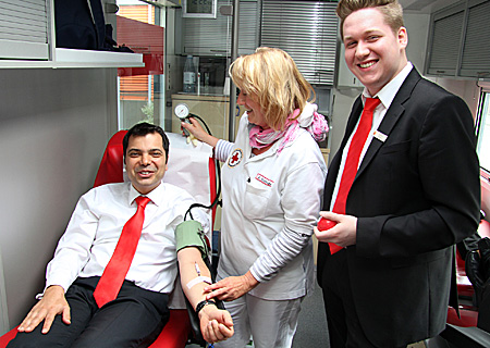 Blutspende in der Mittagspause: Auszubildender Dominic Kalberg (rechts) und Vorstandsvorsitzender Giovanni Malaponti mit Annette Strehlau vom DRK-Team.