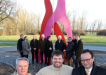 Frank-Rainer Laake (r.), Vorstandsvorsitzender der Kulturstiftung Sparkasse am Niederrhein, der Künstler Ludger Jackowiak und Bürgermeister Hans-Theo Mennicken weihten die Skulptur Drei Geher mit Vertretern aus Verwaltung und Politik jetzt offiziell ein.