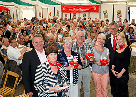 Im Festzelt der Bürgerschützen Menzelenerheide erhielten der Seniorentreff Menzelen-Ost, das Marienstift und der Schwimmverein Alpen jeweils 250 Euro zusätzlich. V.l.n.r: Karl-Heinz Reimann, Vorsitzender des Verwaltungsrates, Maria Deselaers, Leiterin der Geschäftsstelle Alpen, Inge Berns vom Seniorentreff, Helmut Nepicks vom Schwimmverein, Nicole Schumacher-Guyens vom Marienstift sowie Sparkassenvorstand Bernd Zibell und Glücksfee Janine Janzen.