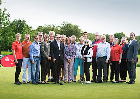 Vorstand Frank-Rainer Laake (r.) gratulierte den Siegern des Sparkassen-Golfturniers und wünschte Ihnen viel Erfolg für deren weiteren Schritte auf dem Weg zum bundesweiten Finale des Deka-Cups.