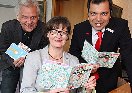 Berichteten über die Theaterprojekte zum Thema Inklusion (v.l.n.r.): Schlosstheater-Intendant Ulrich Greb, Dorothée Coßmann, Geschäftsführerin der Sparkassen-Kulturstiftung Rheinland, und Giovanni Malaponti, Vorstandsvorsitzender der Sparkasse am Niederrhein.