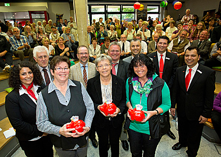 Margret Derks (Katholische Frauengemeinschaft), Agnes Quinders (Förderverein der Sonsbecker Schulen) und Petra Olfen (Deutscher Kinderschutzbund Peter Pan) freuten sich über je 250 Euro Extraspenden, die sie im Rahmen des Ehrenamtsforums gewannen. Es gratulierten herzlich (v.l.n.r.): Fatima Yassine Dit Sayed, Leo Giesbers, Landrat Ansgar Müller, Karl-Heinz Reimann, Heiko Schmidt, Oliver Heger und Sparkassenchef Giovanni Malaponti.