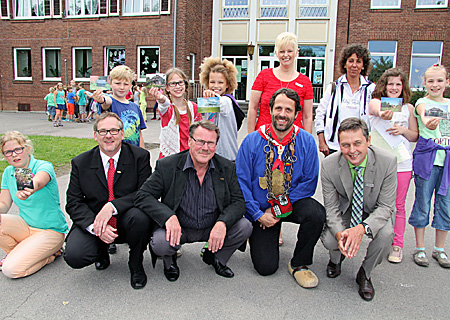 Die sechs Sieger des Fotowettbewerbs aus den beiden vierten Klassen der Pestalozzischule erhielten von Klompenkönig André Bergmann (Mitte) und Corinna Zacharias von der Sparkasse (dahinter) ihre Geldpreise. Vorne (v.l.): Holger Teller und Karl-Heinz Moehlendick von den Klompenfreunden, ganz rechts Bürgermeister Harald Lenßen. Hinten rechts: Jurymitglied Sigrid Heimberg.