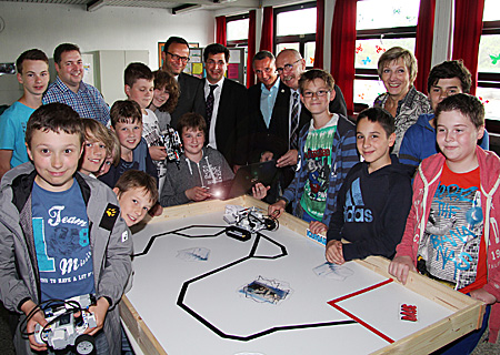 Die Schüler der Roboter-AG an der Europaschule können die vier neuen Sparkassen-Laptops schon bestens bedienen. Davon überzeugten sich Klaus Vaupel, Frank-Rainer Laake, Frank Tatzel, Lars Hinrichsen, Norbert Giesen und Dr. Beatrix Langenbeck-Schwich (v.l.n.r.).