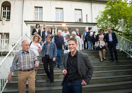 Gerne folgten die Besucher Christian Behrens zunächst in den Park von Schloss Lauersfort.