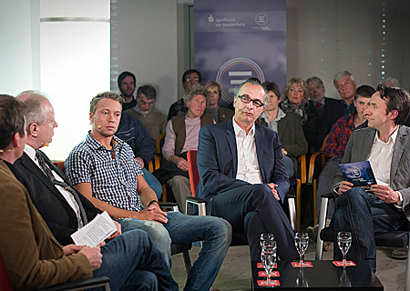 Moderator Steffen Penzel (links) mit den Gesprächsgästen (nach rechts) Laszlo Ficsor, David Behre und Dirk Mennekes. Alle drei sprachen beim Sparkassen-NiederrheinTalk über ihren Blick auf Europa. Ganz rechts: Sascha Devigne, Chefredakteur von Studio 47.