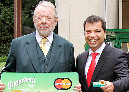 Emil Underberg (links) und Giovanni Malaponti haben, wie bei der Vorstellung der Underberg-Kreditkarte versprochen, nun zu einer exklusiven Führung ins Stammhaus eingeladen.