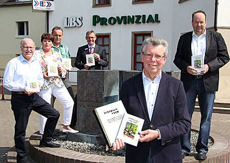 Stellten in der Sparkasse an der Burgstraße die Neuauflage des Veener Dorfbuches von 1968 vor (v.l.n.r.): Wilhelm van gen Hassend (Sparkassen-Kuturstiftung), Geschäftsstellenleiterin Maria Deselaers, Drucker Werner van Treek, Sparkassenvorstand Bernd Zibell und die beiden Vorsitzenden des Fördervereins Unsere Veener Geschichte, Willi Jansen und Rainer Nabbefeld.