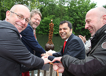 Enthüllten das Wasserwesen des Künstlers Pit Bohne im Bettenkamper Meer (v.l.n.r.): Dirk Hohensträter (ENNI), Otto Laakmann (Freundeskreis Naturfreibad Bettenkamper Meer), Giovanni Malaponti (Sparkasse am Niederrhein) und der Landtagsabgeordnete Ibrahim Yetim (in Vertretung von Siegmund Ehrmann, MdB).