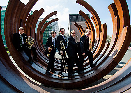 Die fünf Musiker von blechDach gastieren am 27. Juni in Moers.