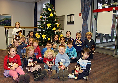 Die Schukis des Awo-Kindergartens schmückten den Baum in der Sparkasse Utfort.