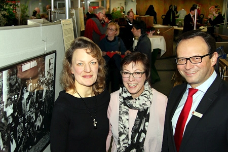 Die Kuratorinnen der Ausstellung „Als der Krieg nach Rheinberg kam", Anja Rupprecht und Sabine Sweetsir, mit Sparkassenvorstand Frank-Rainer Laake vor einer Fotografie der Ausstellung, die an den Beginn des 1. Weltkrieges erinnert.