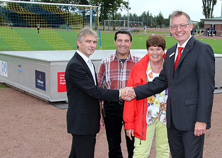 Spende für die neue Hochsprunganlage des FC Viktoria Alpen.