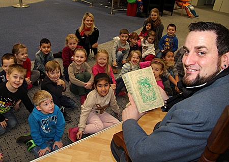 Markus Grimm las in der Sparkasse Märchen