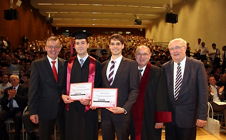 Sparkassenvorstand Bernd Zibell überreichte Dr. Timo Hufnagel und Florian Simroth (nach rechts) die Urkunden im Rahmen der akademischen Abschlussfeier im großen Hörsaal der Universität Universität Duisburg-Essen.