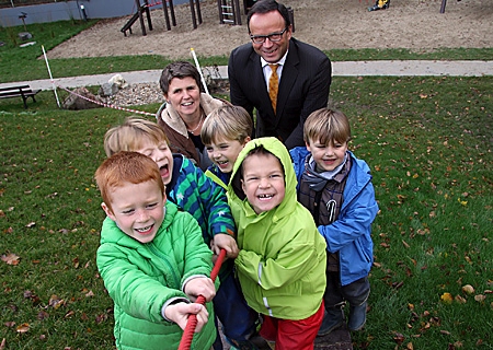 Kindergarten St. Nikolaus Zogen bei der Gestaltung des Außengeländes an der Kindertageseinrichtung St. Nikolaus in Orsoy an einem Strang: Heike Finmans-Göbel und Sparkassenvorstand Frank-Rainer Laake. Die Kinder freut’s.