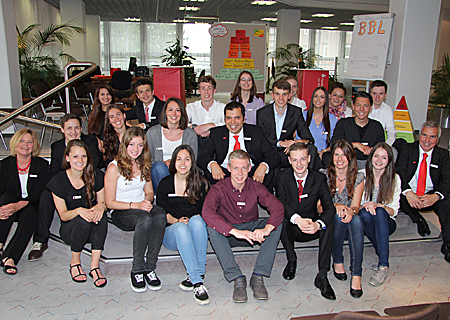 Sie beginnen am 1. August in einer der 28 Geschäftsstellen der Sparkasse zwischen Moers und Xanten ihre Ausbildung. Vorstandsvorsitzender Giovanni Malaponti (Mitte) begrüßte sie beim Informationsabend als neue Kolleginnen und Kollegen.