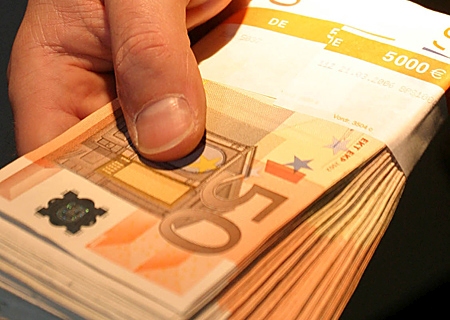 Insgesamt 10.000 Euro gewannen zwei Kunden der Sparkasse am Niederrhein beim Prämiensparen im Oktober 2014.