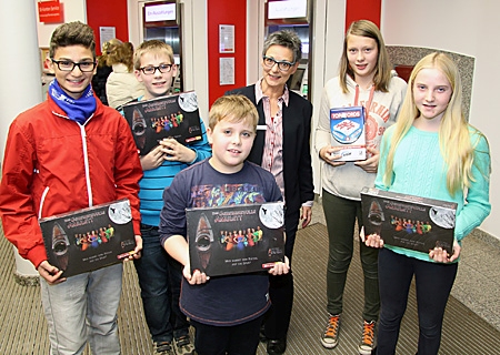 Birte Frie (Mitte) überreichte den Kindern die Preise aus dem Weltspartags-Rätsel.