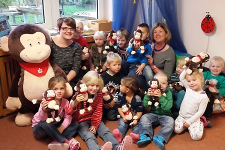 Sparkassenmitarbeiterin Anna Waldermann (l.) hatte den Kindersn der Kita St. Josef einen Riesenaffen mitgebracht.