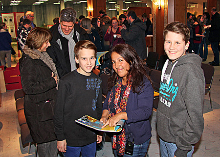 Matthias Peuser und Alexander Lenz (vorne) wollen in den Sommerferien im Mutterland des Fußballs kicken und auch ganz viel Englisch sprechen. Dagmar Peuser und Volker Lenz (dahinter) finden gut, dass die Sparkasse am Niederrhein die Sprachreisen ihrer jungen Kunden sponsert.