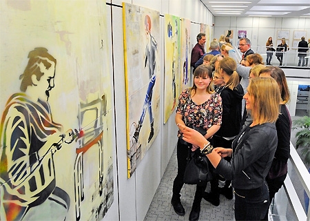 Stipendiaten der Kunstschule stellen in der Sparkasse an der Poststraße aus.