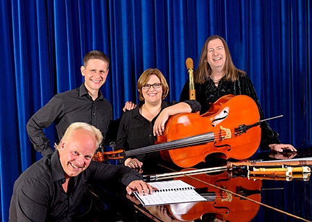 Thomas Hunsmann, Christian Behrens, Karin Jochums und Volker Kuinke (v.l.n.r.) stellen im Martinstift die neue CD „Fang dein Glück“ vor.