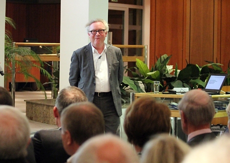 Professor Wippermann referierte vor rund 150 Zuhörern in der Kundenhalle der Sparkasse am Ostring.