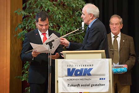 Stellvertretend für die Sparkasse am Niederrhein nahm deren Vorstandsvorsitzender Giovanni Malaponti (l.) die Ehrenplakette des VdK-Landesverbandes aus den Händen von Kreisgeschäftsführer Robert Walter (r.) entgegen.