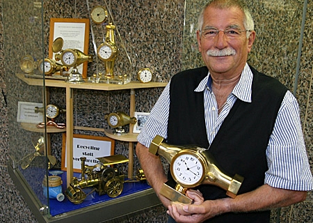 Friedhelm Orlitta zeigt in der Sparkasse am Niederrhein seine Wasseruhren.