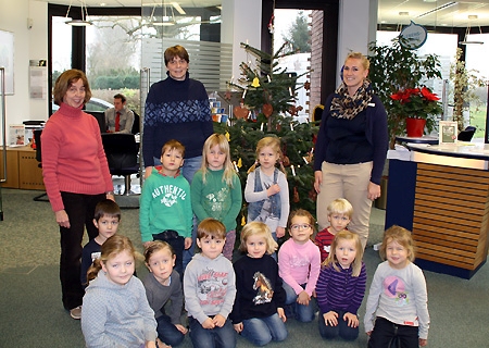 Kindergartenkinder schmückten den Weihnachtsbaum in der Borther Sparkasse.