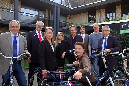 In Moers gibt es insgesamt 11 E-Bike-Ladestationen, eine davon wurde jetzt bei van der Falk offiziell in Betrieb genommen.