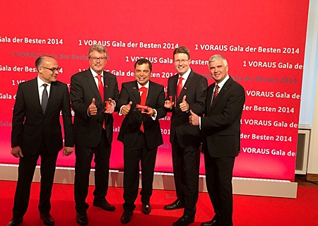 Dr. Hans Ulrich Schneider, stellvertretender DSGV-Geschäftsführer, (ganz rechts) und Jürgen Linneweber vom RSGV (ganz links) überreichten Giovanni Malaponti (Mitte) den roten 1-Voraus-Pokal. Mit dabei: die Berater Karl-Heinz Niedrig (links) und Uwe Brans (rechts).