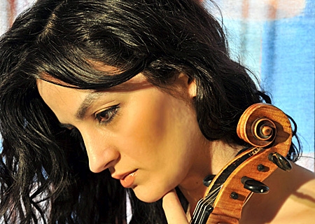 Armine Abrahamyan spielt beim Herbstkonzert des Kammerorchesters Moers